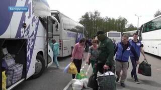 Со слезами на глазах: появились кадры с мирными жителями, вернувшимися с Украины